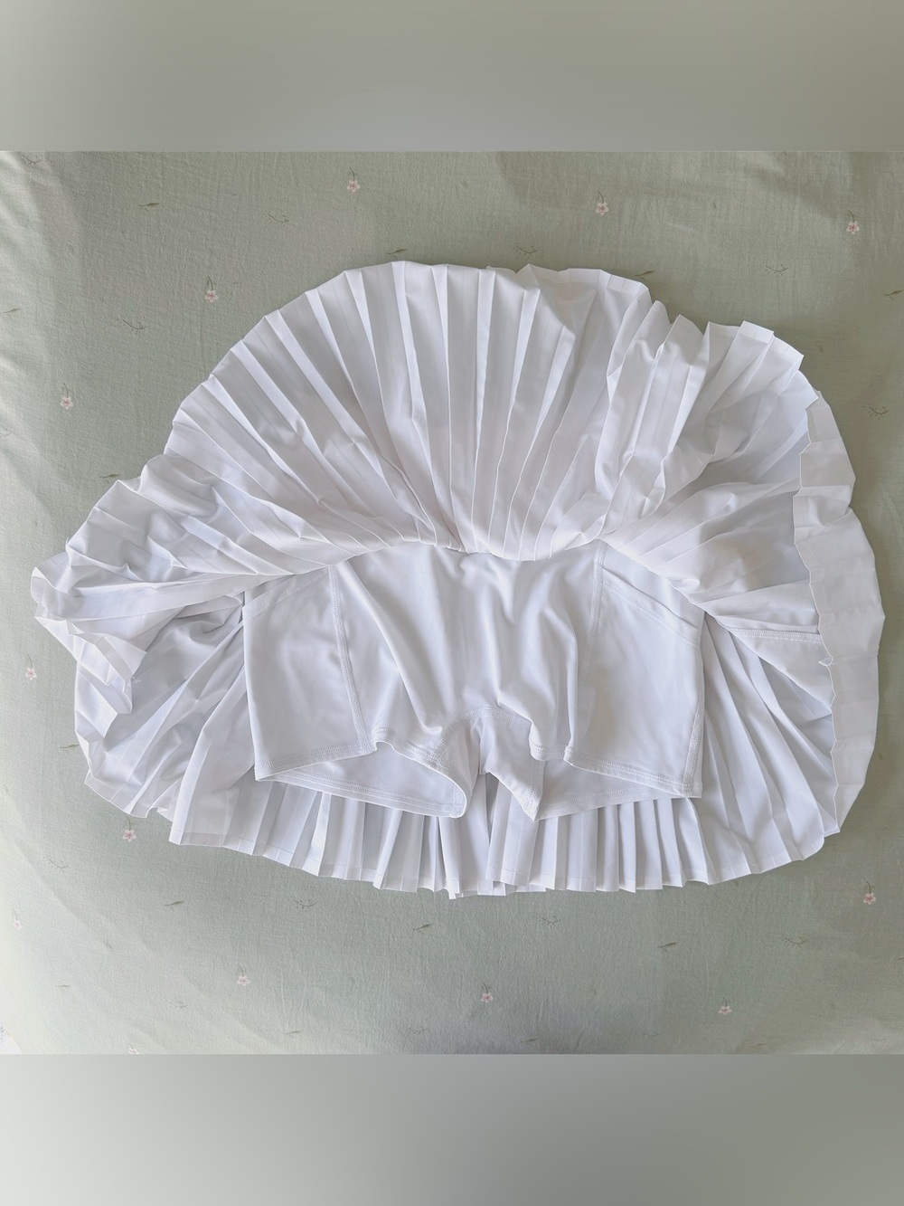 ALO Yoga Women’s White Pleated Skater Tennis Skirt - Picture 4 of 4